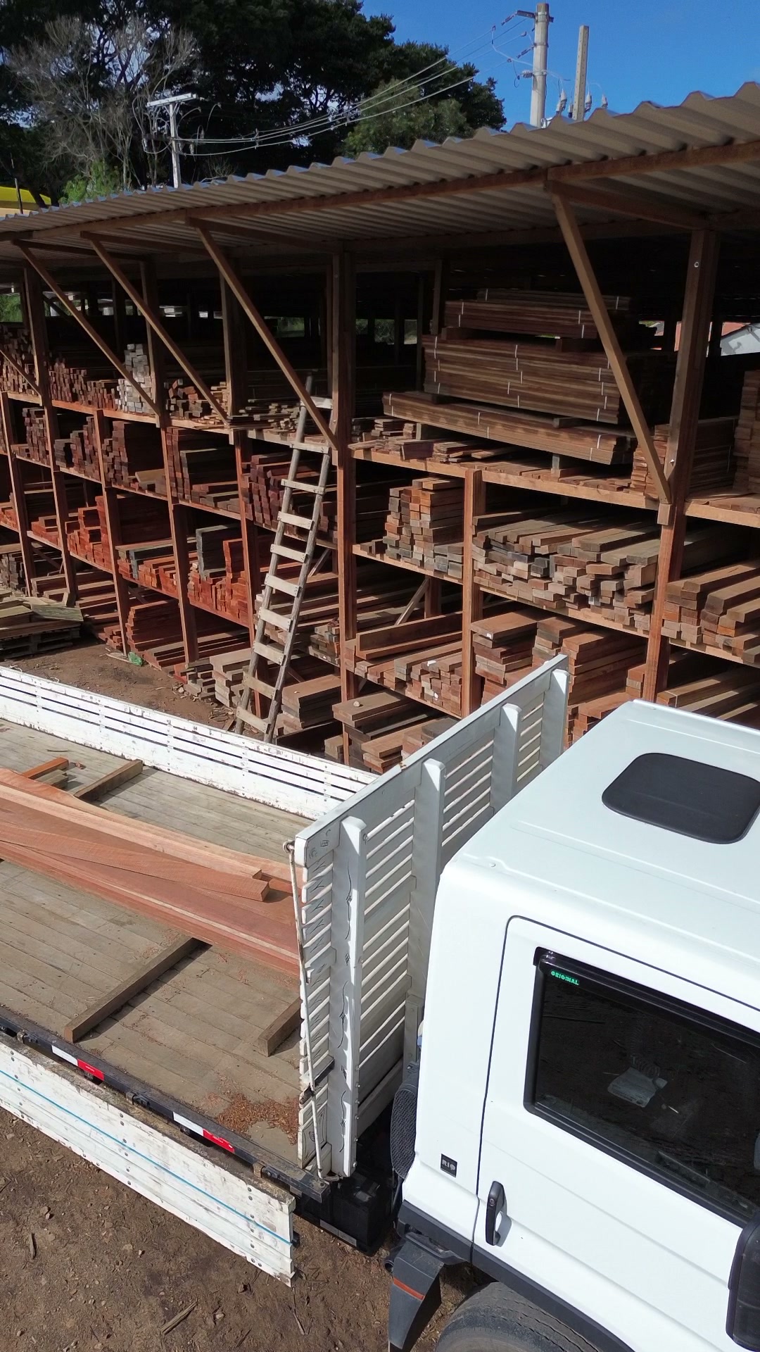 Pilhas de madeira serrada no pátio da Madeireira Oliveira — fotografia real da empresa.