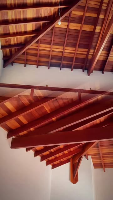 Estrutura de telhado em madeira, vista interna finalizada — fotografia real de obra da Madeireira Oliveira, do Instagram oficial da empresa.