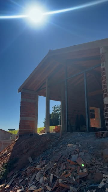 Estrutura de telhado em madeira sobre alvenaria, obra em andamento — fotografia real de obra da Madeireira Oliveira, do Instagram oficial da empresa.