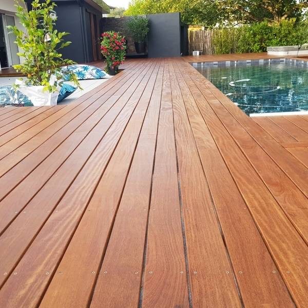 Deck de madeira Cumaru instalado junto à piscina — fotografia real de obra da Madeireira Oliveira.